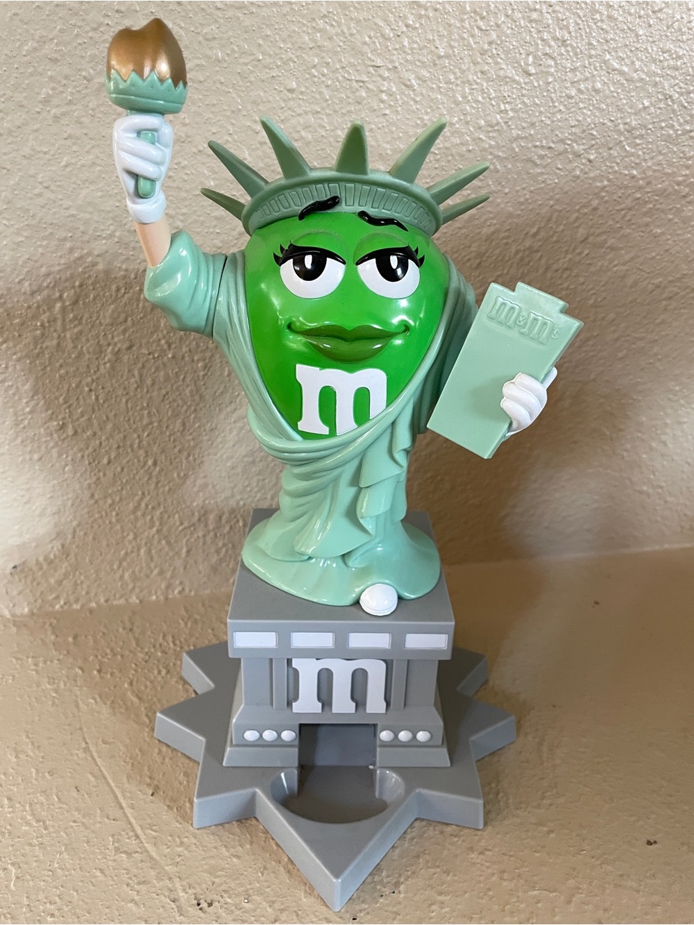 M&M'S Ms. Liberty Dispenser Base in Light Gray